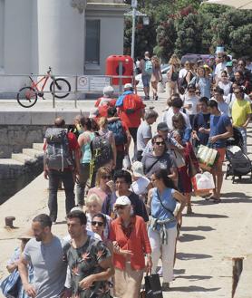 Imagen secundaria 2 - Dos imágenes del paseo marítimo de Santander este sábado.