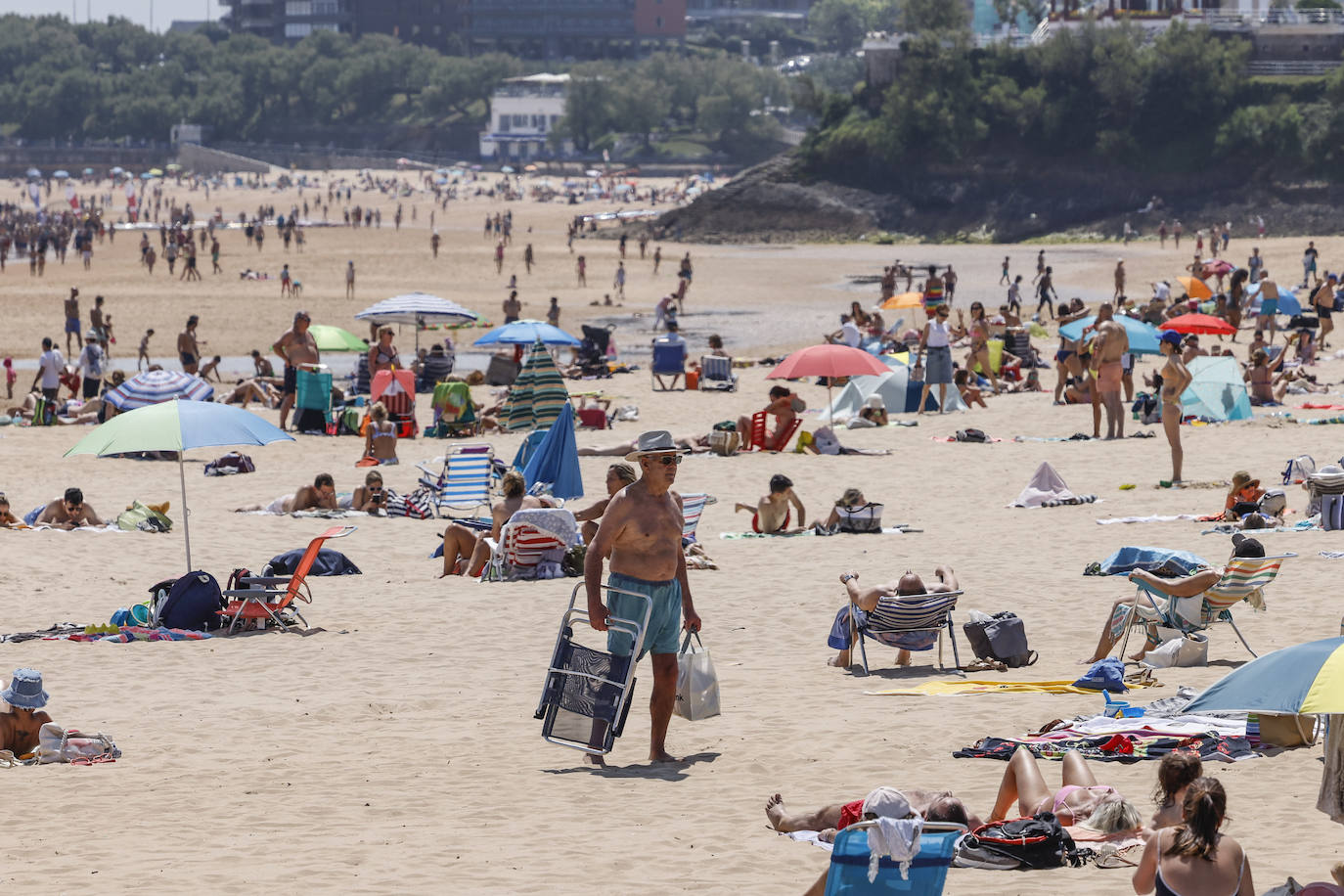 Las playas de El Sardinero estuvieron llenas de gente desde por la mañana.