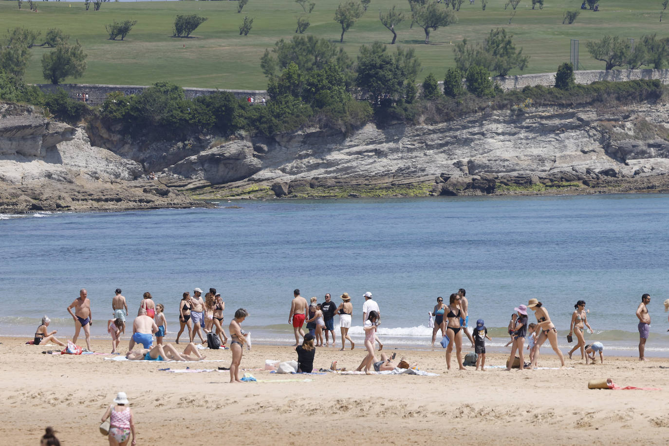 Imagen tomada desde la playa de El Sardinero, con el paseo de Mataleñas al fondo.