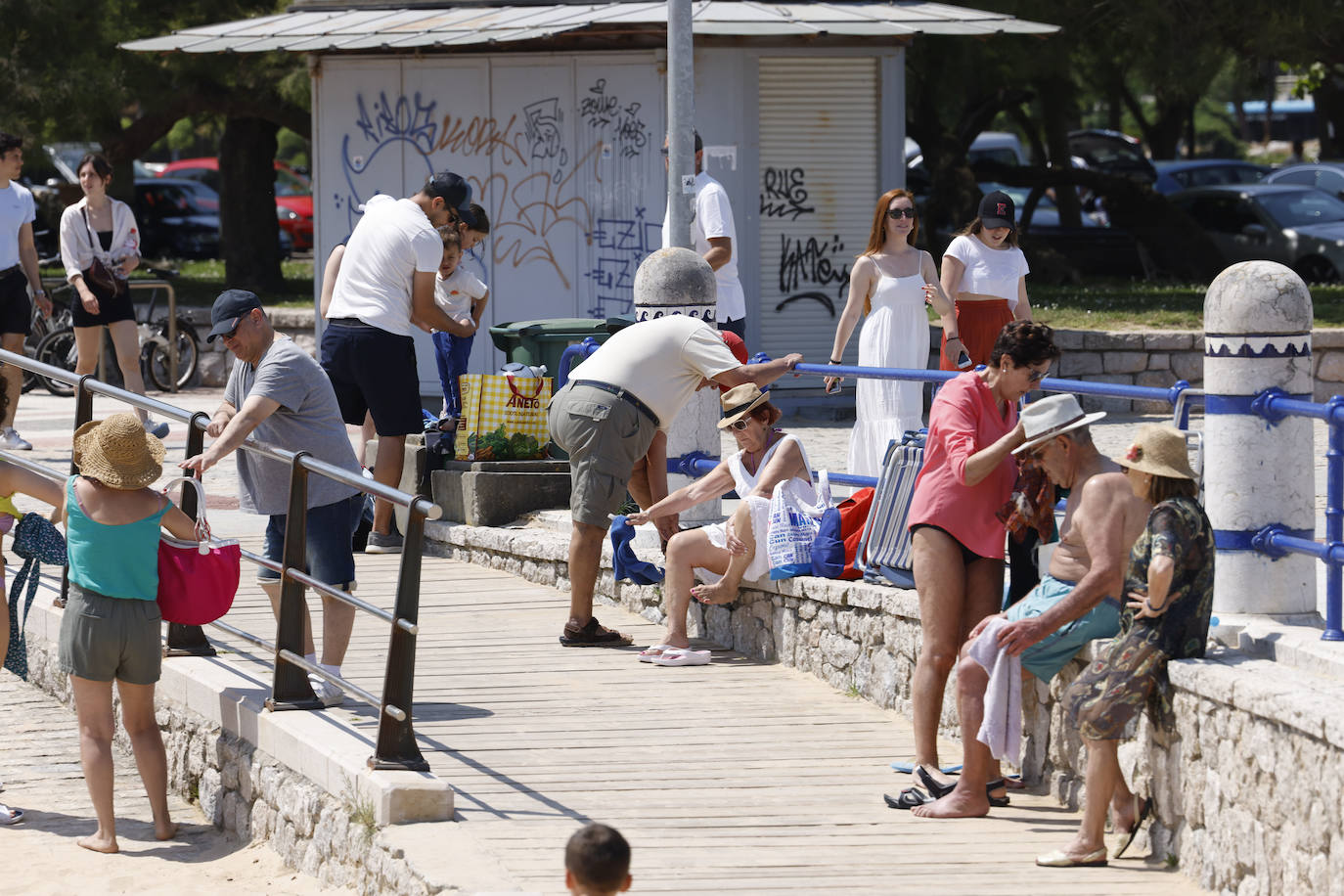 La temperatura calurosa (se superaron los 23 grados en Santander) animó a muchos a pasar un rato en la playa. 