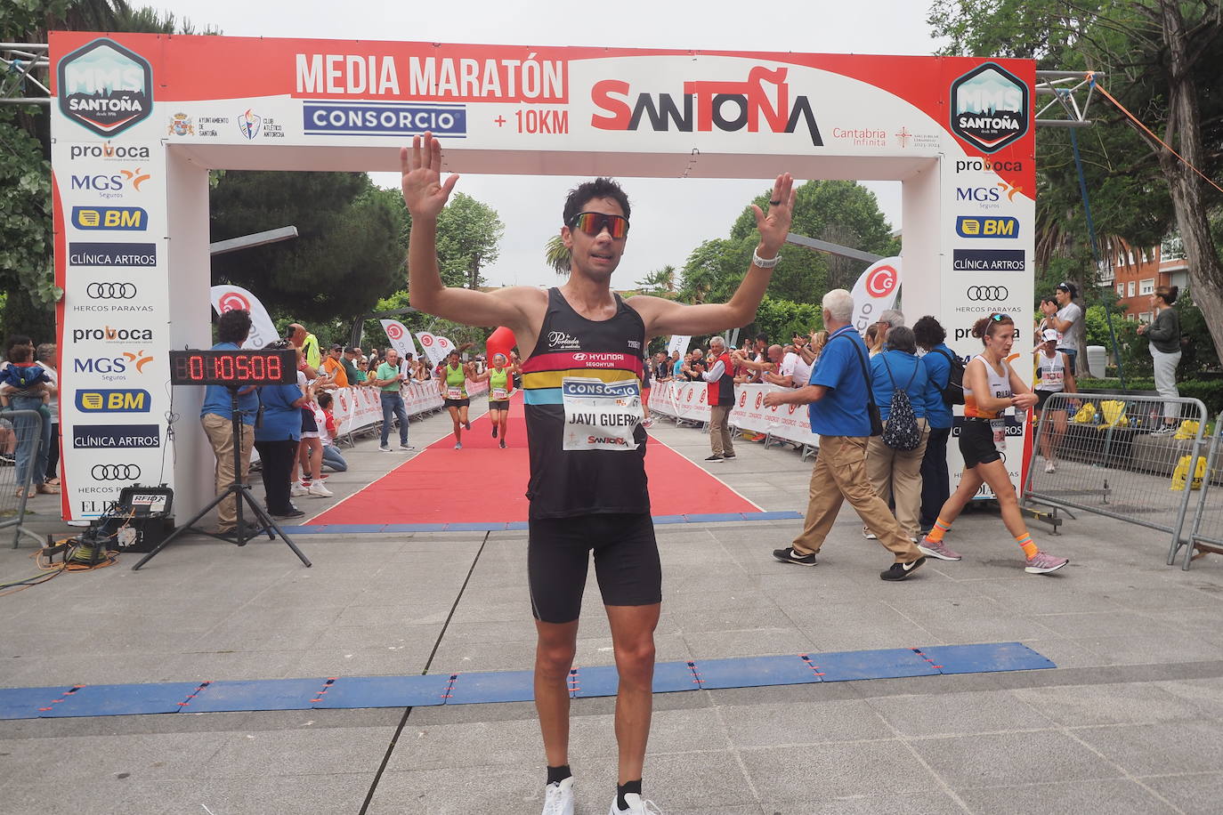 Javi Guerra entra en la meta de Santoña como ganador.