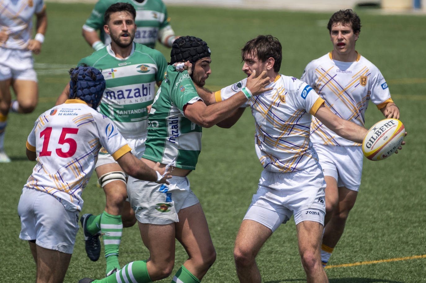 Solís, del Mazabi, intenta arrebatar el oval a un rival del Pozuelo.