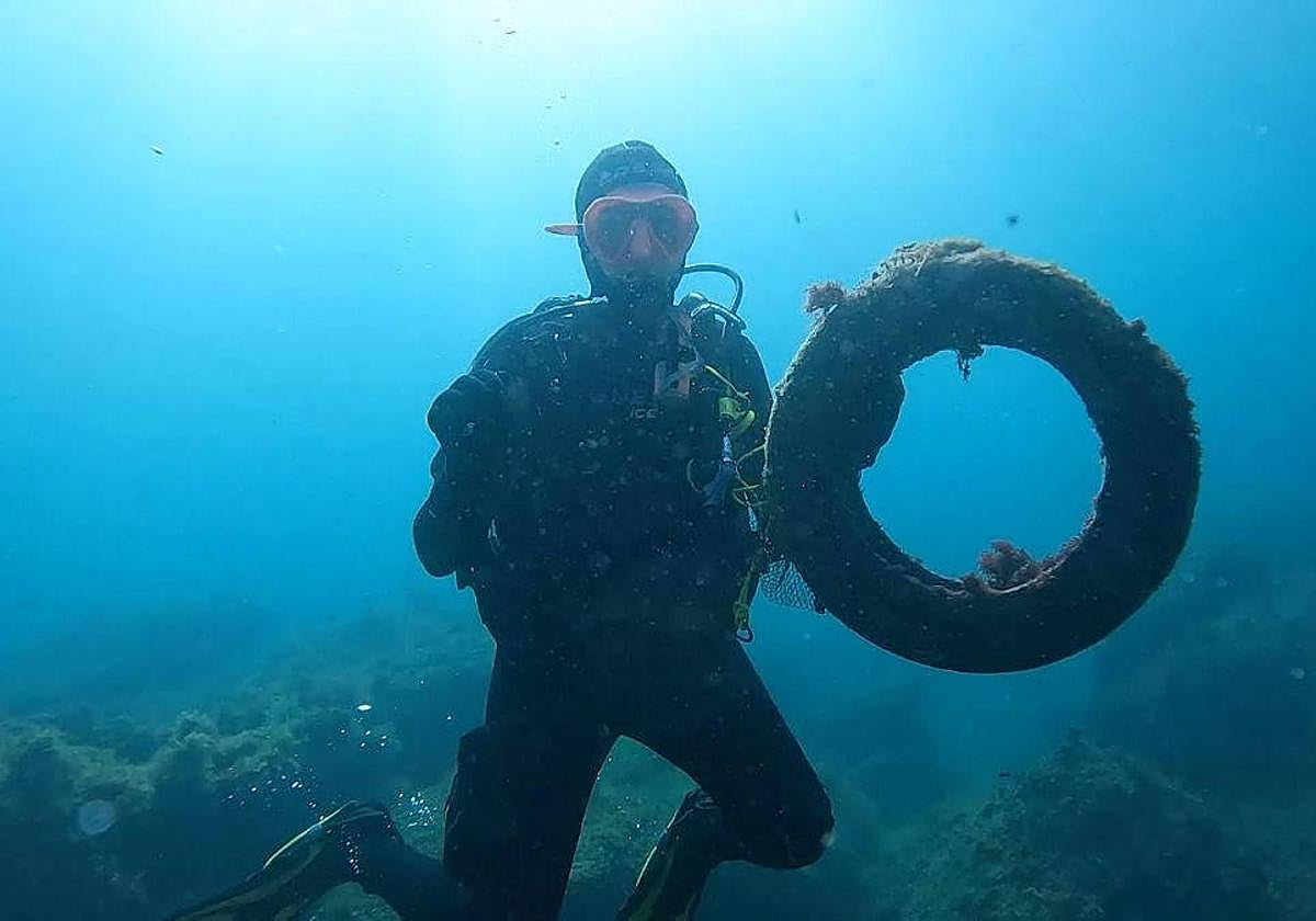 Buceadores retiran 300 kilos de basura de la playa de Cuchía