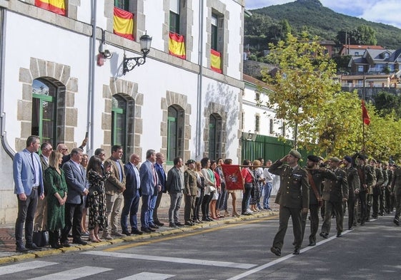 Desfile de las tropas frente a la residencia militar de Santoña.