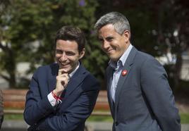 Pedro Casares y Pablo Zuloaga, sonrientes, durante un acto de la campaña del PSOE en las elecciones de mayo de 2019.