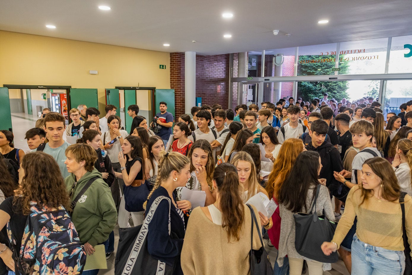 Nervios y temario en mano a la entrada de la Facultad de Ciencias Económicas y Empresariales de la UC.