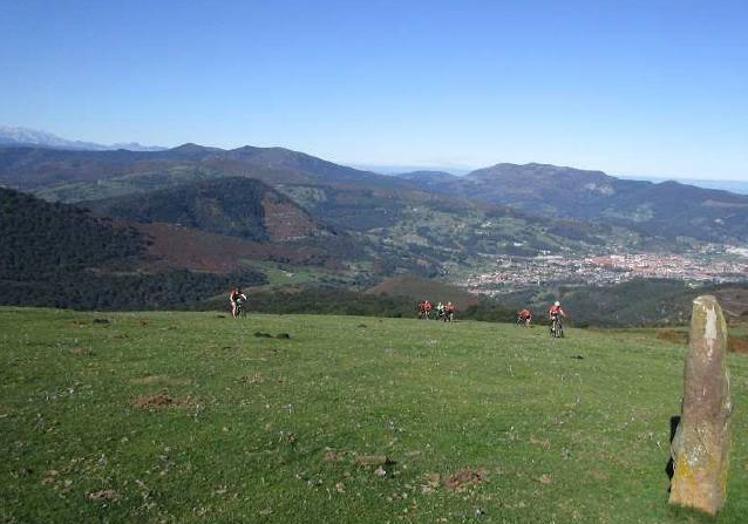 Imagen principal - Arriba, el Jiso de la Garmía, con el Valle de Buelna al fondo. Abajo, una de las tres cascadas del Arroyo de la Canal (mal llamado de las Tejeras); y el monumento a los ganaderos de Buelna y Bostronizo.