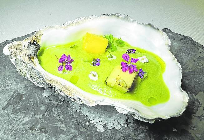 Ostra con gazpacho de jalapeño, homenaje a México.