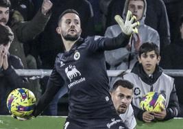 Miquel Parera, durante el partido disputado esta temporada ante el Mirandés en El Sardinero.