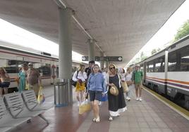 Usuarios del tren playero que une Valladolid con Santander a su llegada a la estación de la capital cántabra.
