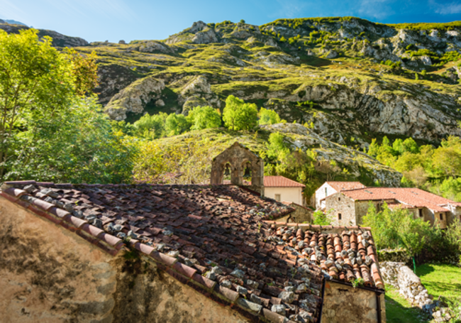 Vista de Bulnes de Abajo desde la iglesia de San Martín