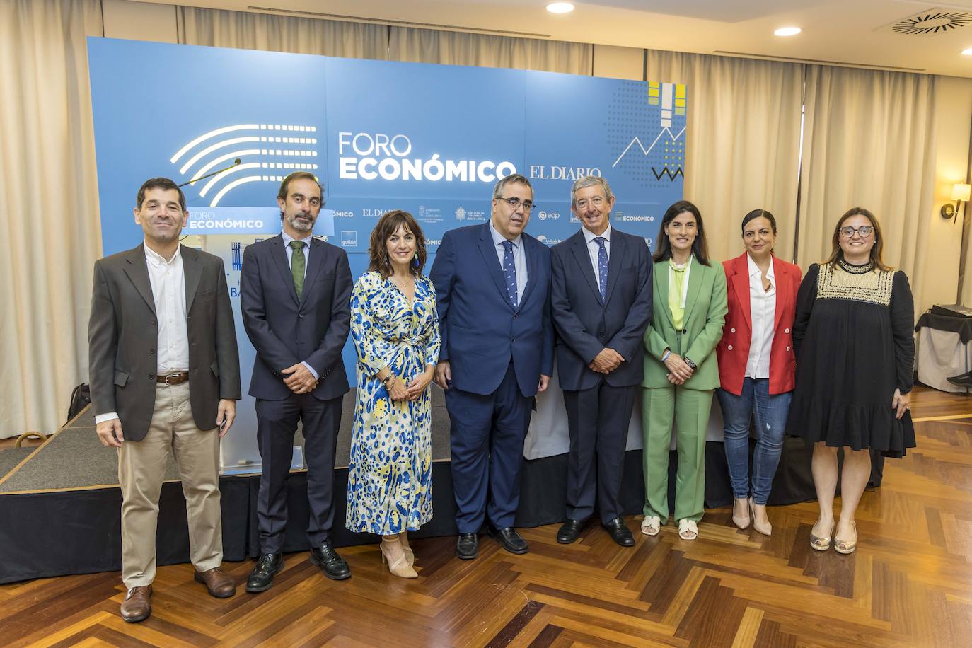 De izquierda a derecha: Francisco Hevia, de Galletas Gullón; Carlos Gallego, de Unicaja Banco; Ana Belén Álvarez, la consejera de Economía y Hacienda; Gregorio Izquierdo, el ponente; Luis Revenga, presidente de El Diario Montañés; Gema Igual, alcaldesa de Santander; Pilar González, periodista y moderadora; y Alicia Noriega, de EDP.