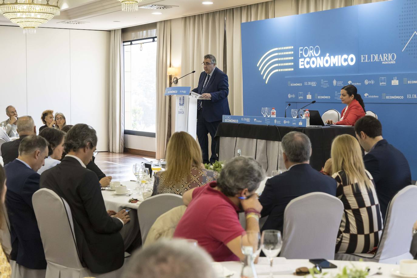 El foro se desrrolló en su sede habitual, el Hotel Bahía, con un desayuno al que acudieron algunas de las personalidades más destacadas de la empresa, la universidad y la esfera política de la región
