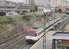 Un tren de la línea C1, que une Reinosa con Santander, en la zona del apeadero de Muriedas.