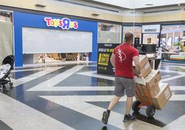 Nueva tienda de Toys R Us en el centro comercial de El Alisal, en Santander.