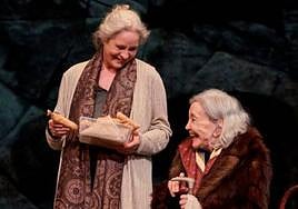 Vicky Peña con Nuria Espert, en una escena de la obra que llega este fin de semana a Santander.