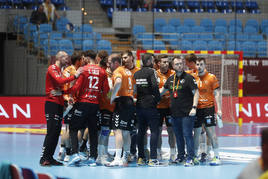 Jugadores y cuerpo técnico del Bathco Torrelavega durante un tiempo muerto en su partido de Copa del Rey contra el Barcelona.
