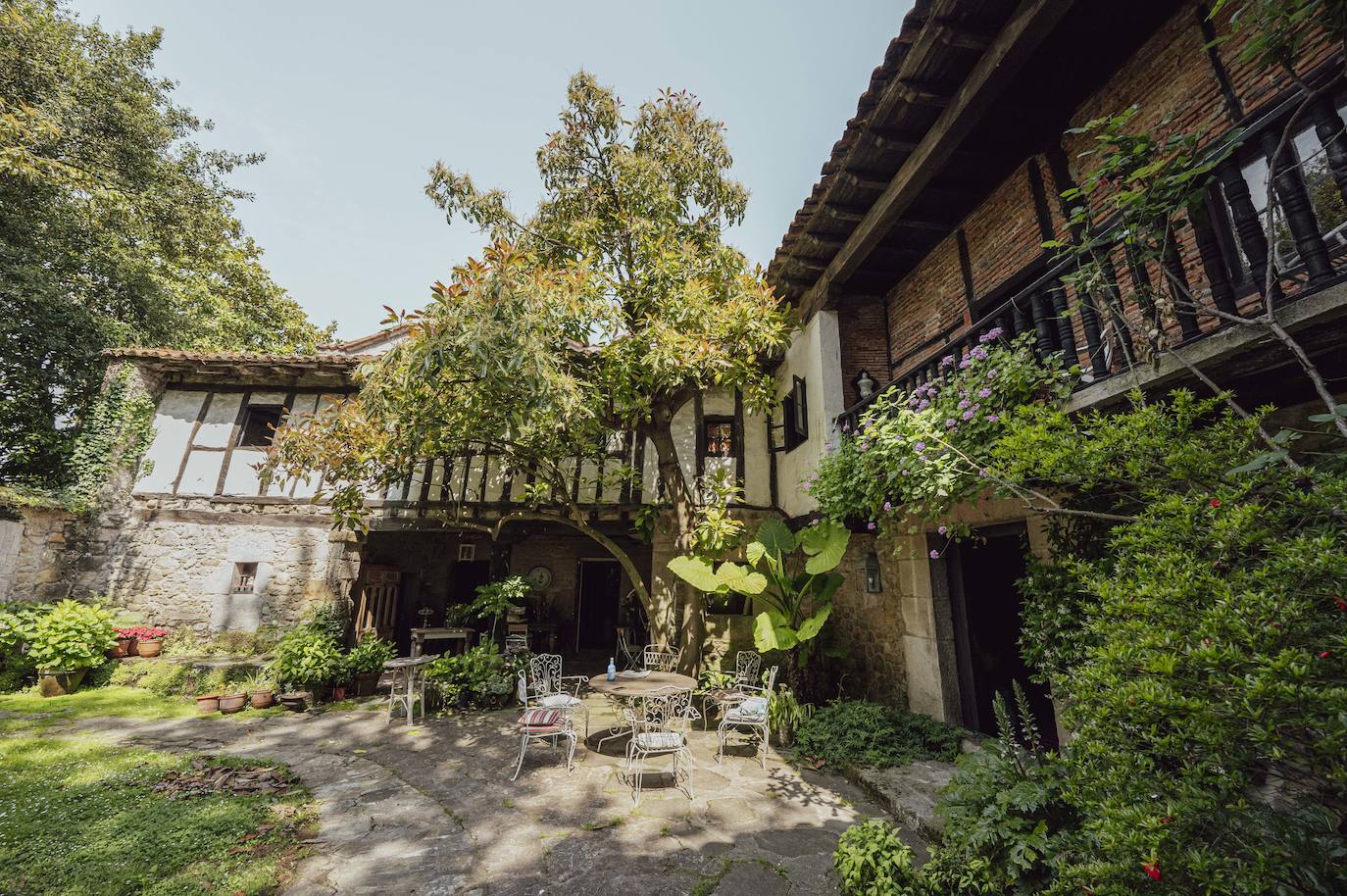 Patio de la casa, que da paso al jadín.