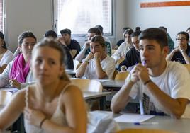 Alumnado durante la primera jornada de la EBAU celebrada el lunes en Cantabria.