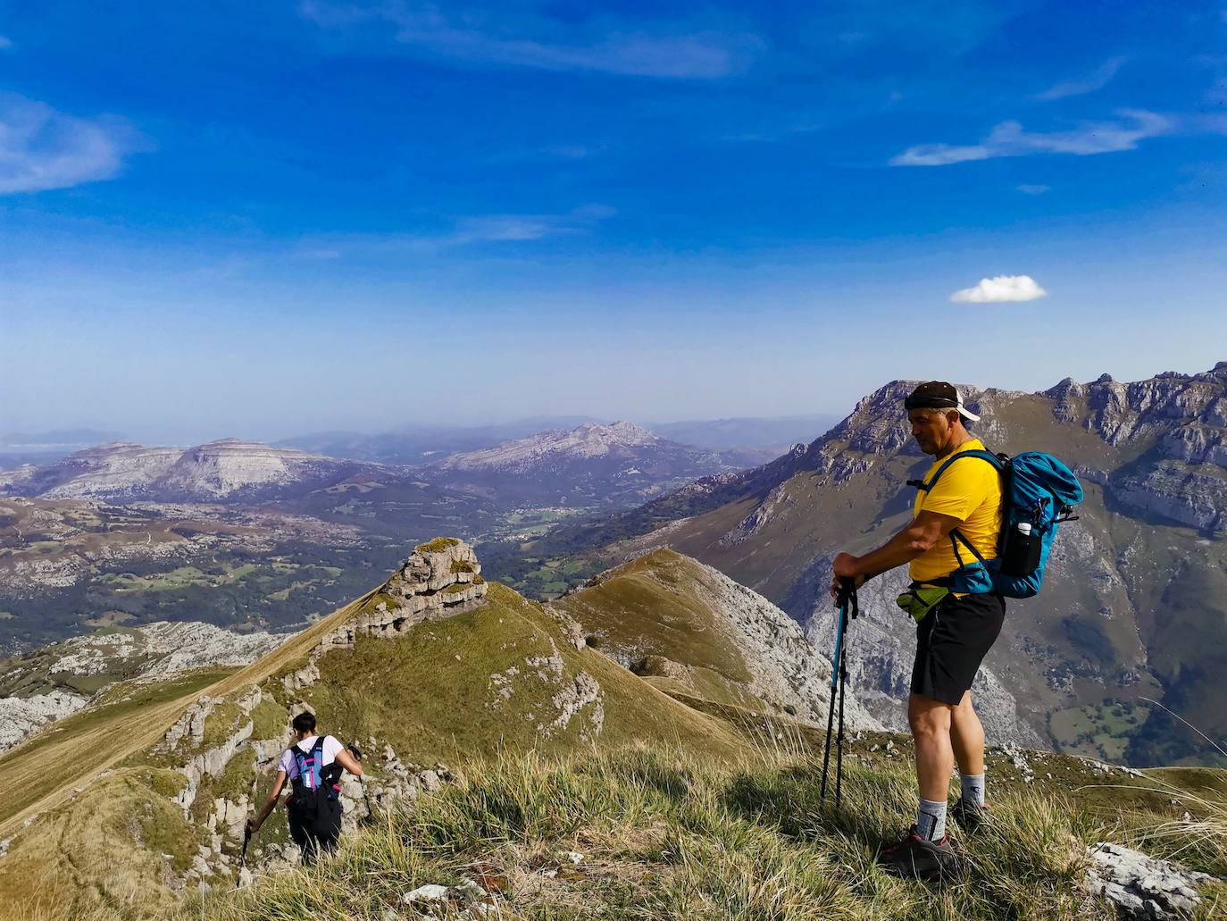 Javier Rodríguez y sus compañeros del grupo Vive la Montaña bajando de la cumbre del Porracolina a El Mosqueteru.