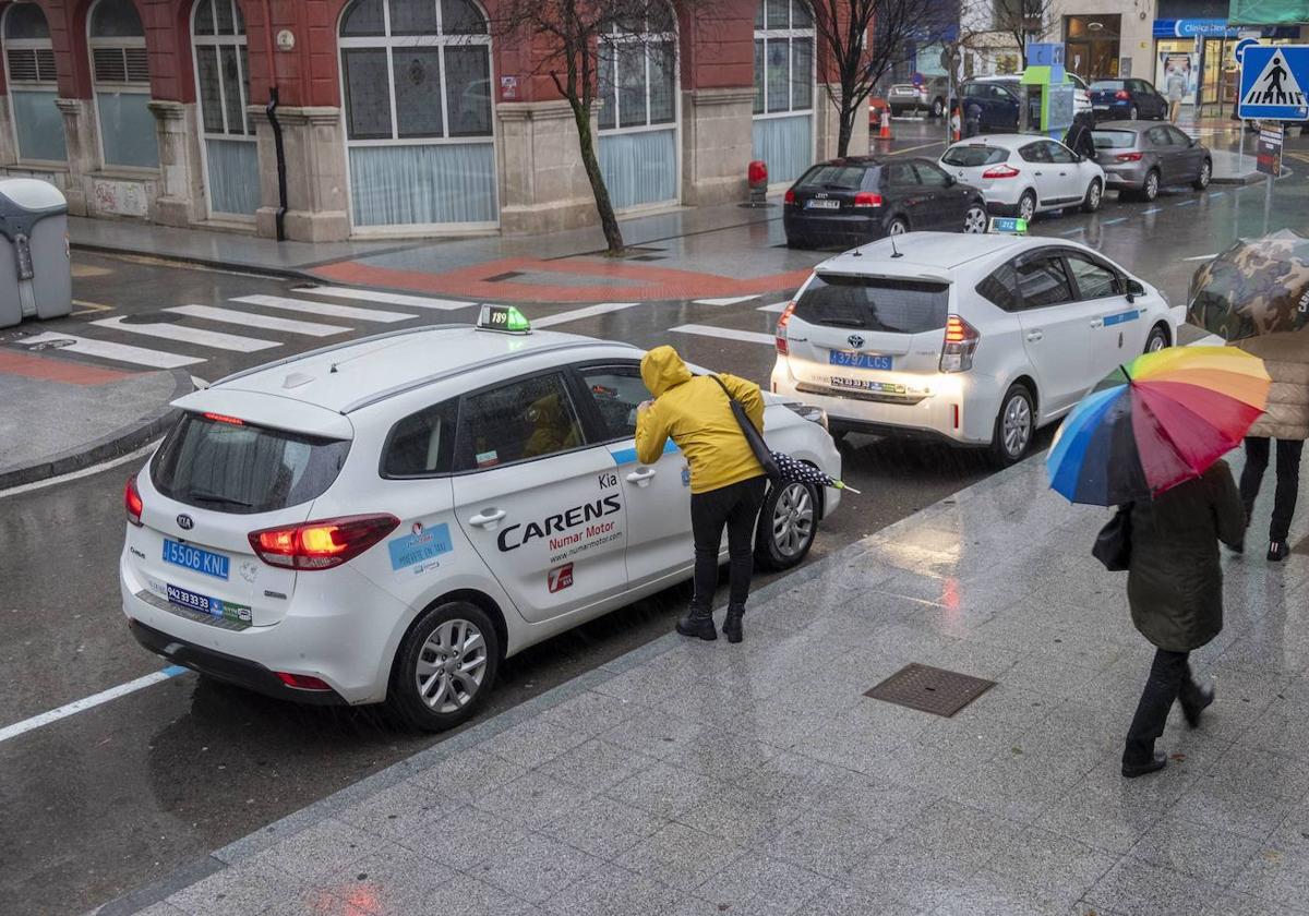 Imagen de archivo de varios taxis a las puertas de la estación de autobuses de Santander.