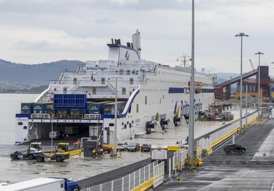 Nuevo atraque de Brittany Ferries para sus barcos de gas natural licuado en Santander.