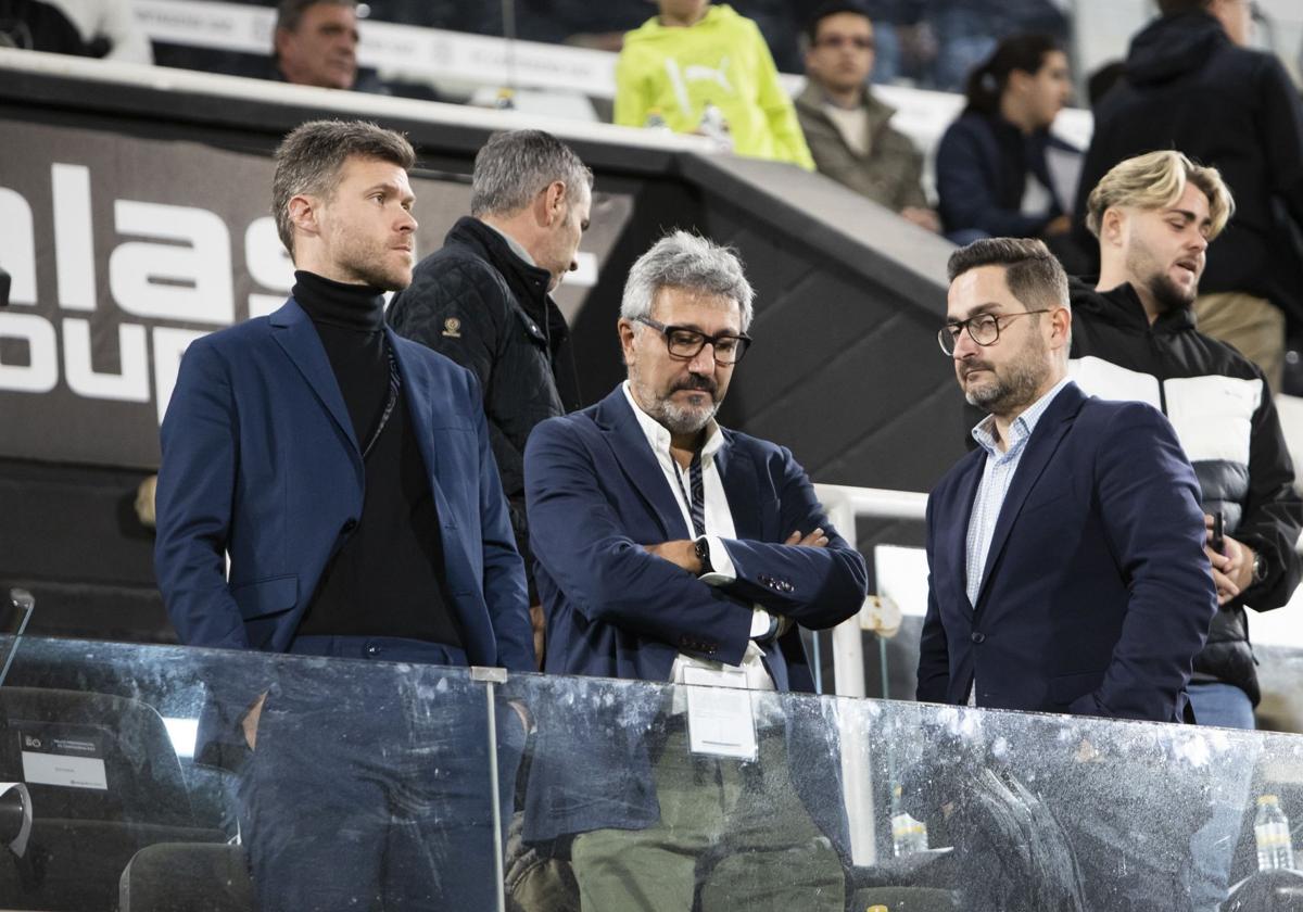 Mikel Martija, junto a Víctor Diego, en el palco de Cartagonova, donde debutó José Alberto.