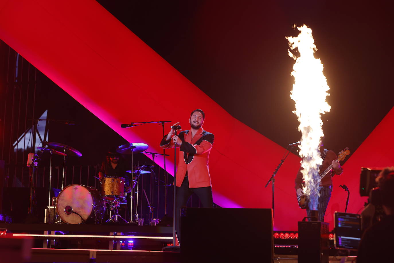 Tras conseguir el número 1 en ventas en España con este álbum y realizar su inicio de gira consiguiendo llenar dos noches consecutivas el estadio de La Cartuja de Sevilla, Manuel Carrasco llega ahora a Cantabria con un concierto con una puesta en escena «muy cuidada».