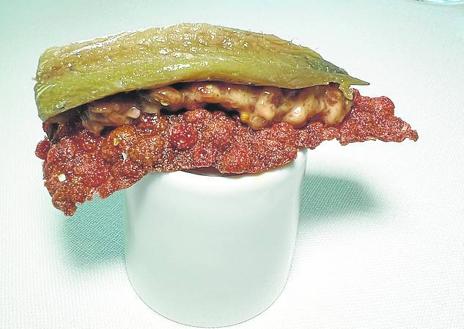 Imagen secundaria 1 - Arriba, aperitivos con sidra de Cantabria de Somarroza. Abajo, steak tartar de tudanca y anchoa sobre crujiente de remolacha, y ensalada de tomate con anchoa. 