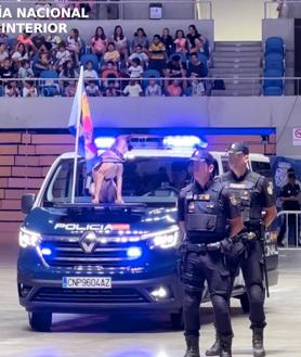 Imagen secundaria 2 - Varias de las exhibiciones ofrecidas por los agentes a los más pequeños.