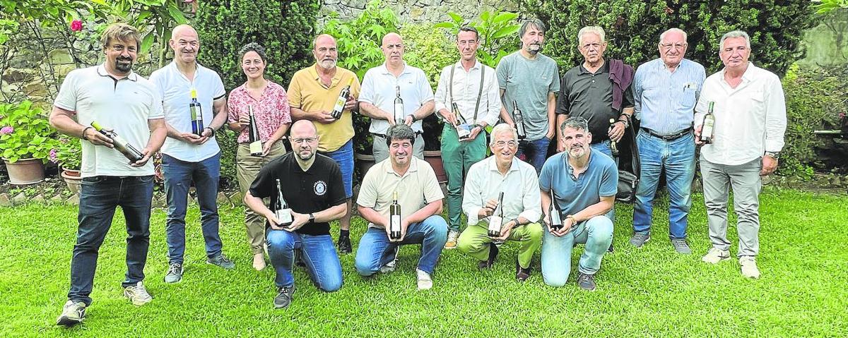 Arriba, MIkel Durán, Eladio Igareda, Irene Rodríguez, Ignacio Abajo, Carlos Recio, Antonio Merino, Asier Alonso, Manuel Torío, Fernando Renovales Ahedo y su hijo, Fernando Renovales Ichaso. Debajo, Eulogio Fernández, Gabriel Quintanal, Juan de Miguel y Jorge Cañizo.