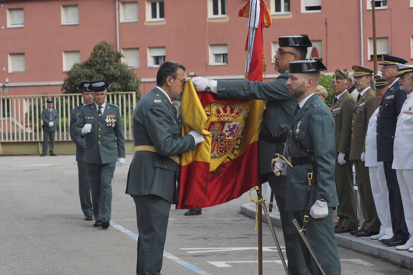 Algunos agentes besaron este símbolo nacional. 