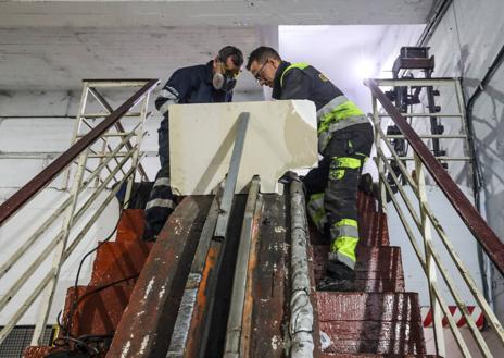 Imagen secundaria 1 - Varios operarios trabajan en la reparación de los daños observados en la estación inferior del teleférico.