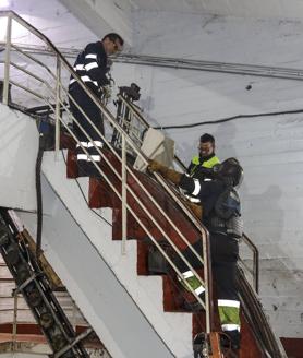 Imagen secundaria 2 - Varios operarios trabajan en la reparación de los daños observados en la estación inferior del teleférico.