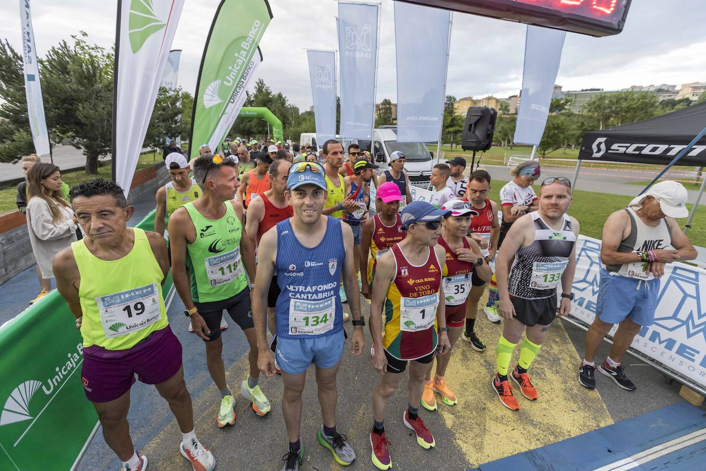José Alves (19), José Antonio Soto Conde (134), José Luis Posado (1), María José Tomaz (35) e Iván Ramírez, en la línea de salida. 