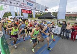 Los atletas toman la salida en los 100 Kilómetros de Santander.