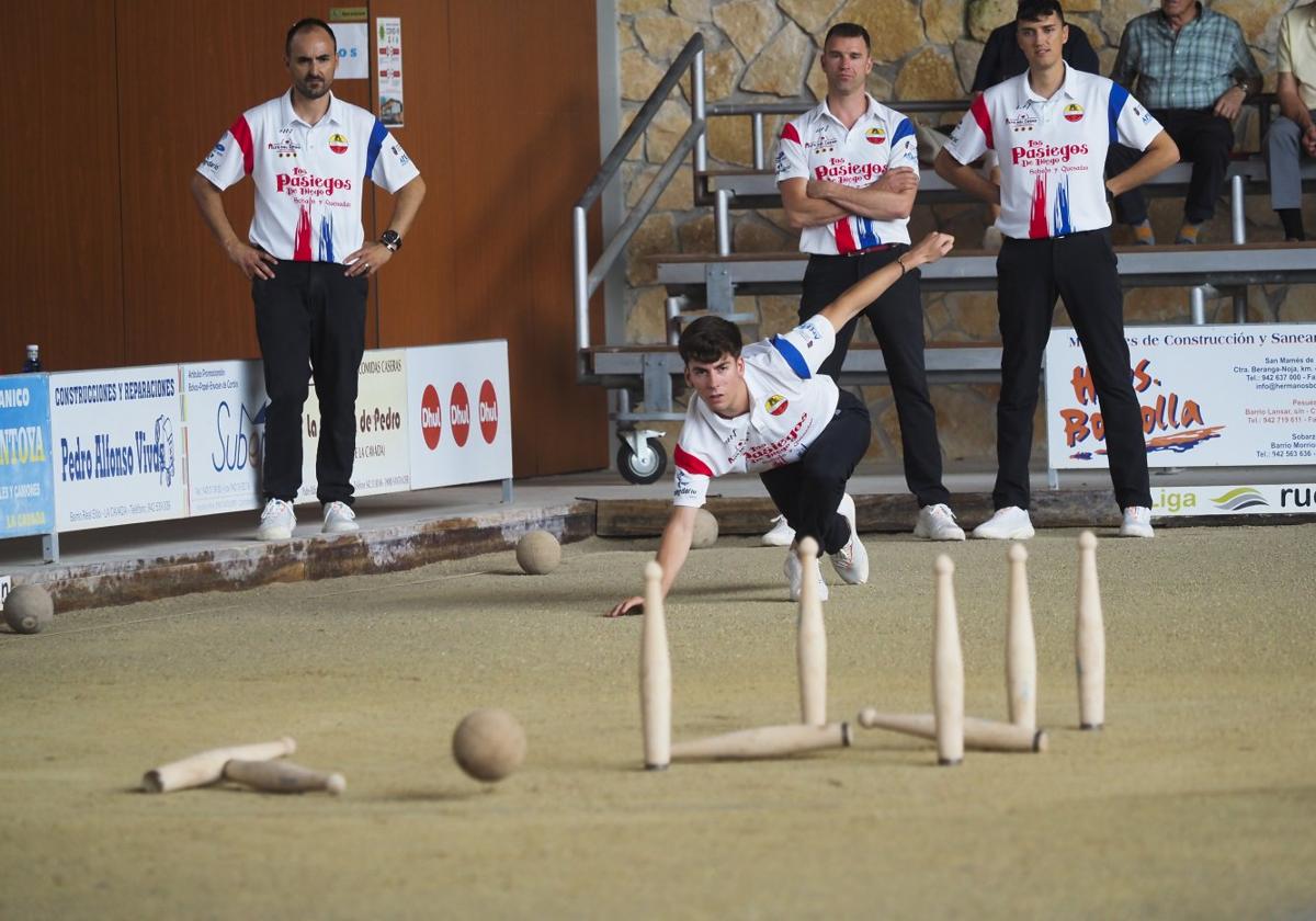 Miguel Hernando, al birle para Riotuerto con Iván Gómez y Adrián Díaz al fondo.