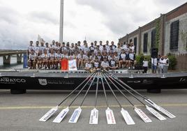 La plantilla sénior de Pedreña y los integrantes de sus categorías inferiores posan para una foto de familia junto a la sede del club.