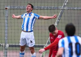 Karrikaburu celebra un gol con la Real Sociedad B.