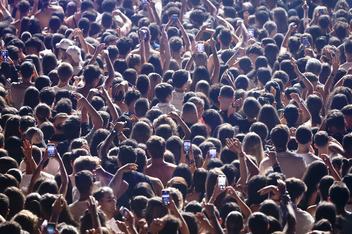 Los brazos en alto y los móviles no faltaron entre un público repleto de jóvenes de la 'Generación Z'.