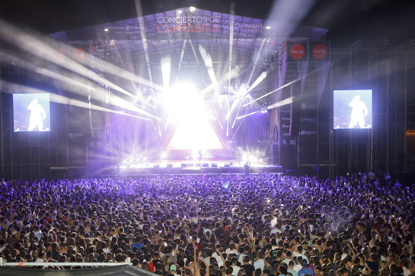 El público no dejó de bailar durante un concierto en el que también pasaron por el escenario el madrileño Al Safir, al canario Bejo y al DJ torrelaveguense Adrián Deerre.