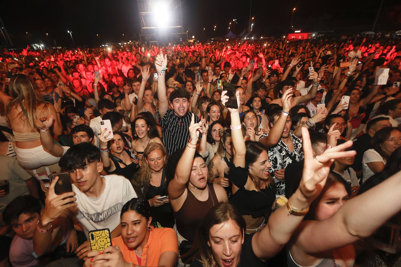 El público, con los brazos arriba, se dejó la voz con los éxitos del cantante, que se ha colado en las listas de éxitos de todo el mundo.