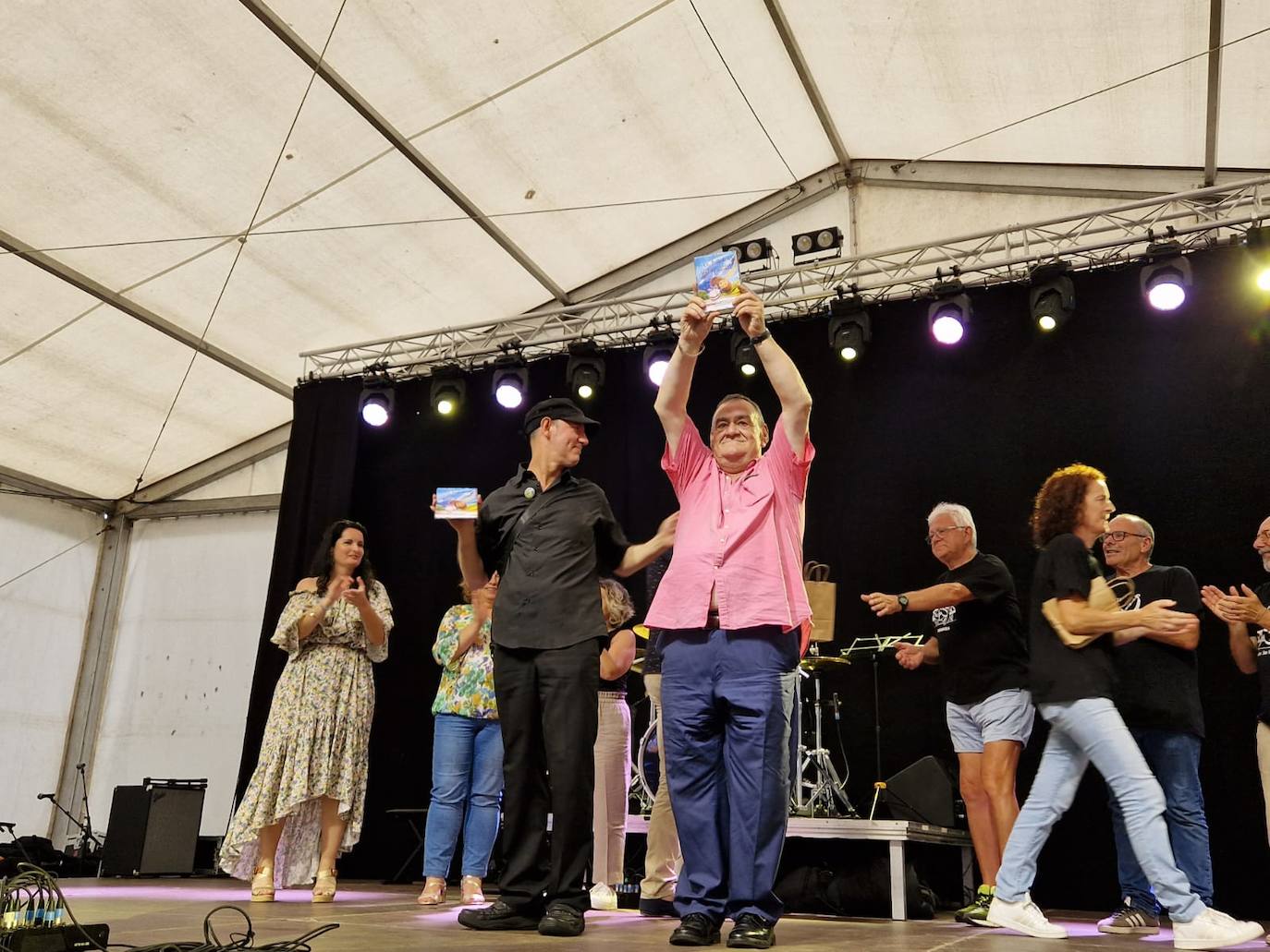 El exalcalde, Miguel Ángel González, tras recibir un premio por su aportación a la fiesta