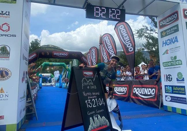 Claudia Gutiérrez, pocos instantes después de pasar la línea de meta con un cartel donde figura la nueva plusmarca conseguida.