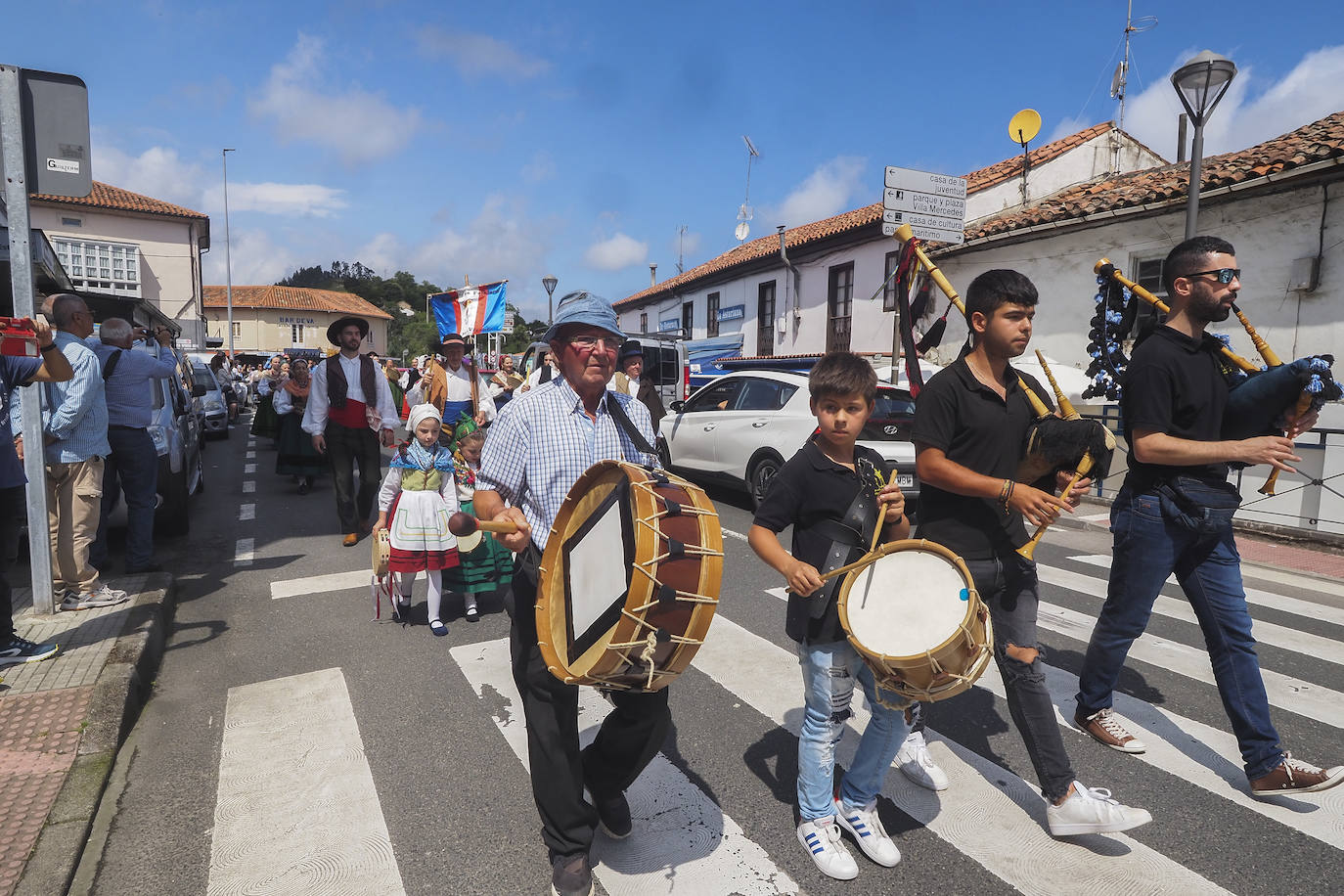 Hubo gaiteros mayores y pequeños en el desfile