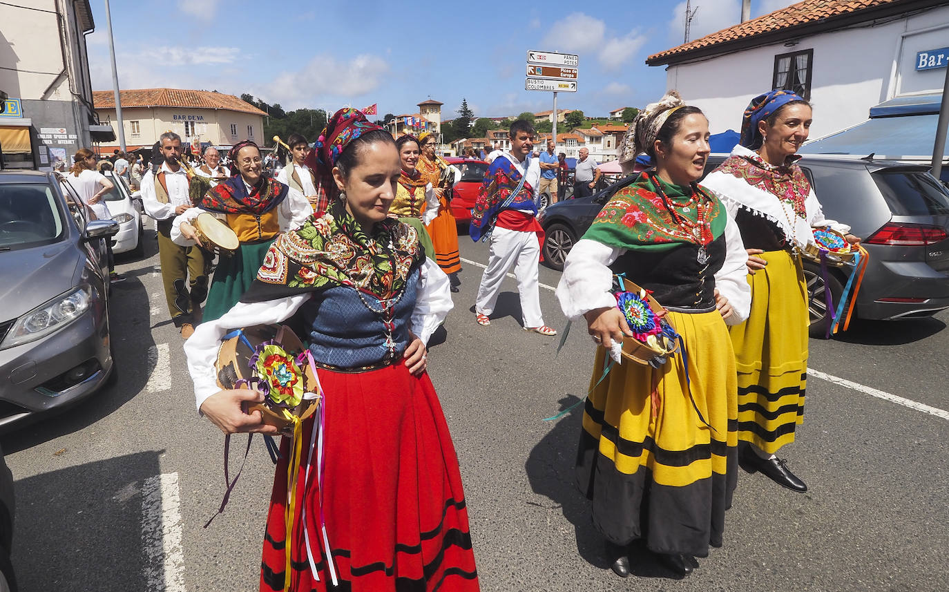 Los trajes regionales lucieron en un día soleado