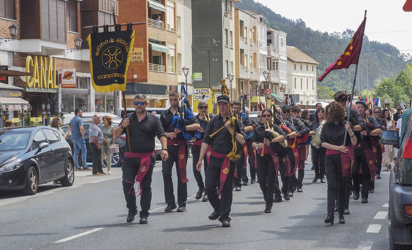 La banda de gaitas de Cantabria desfilando