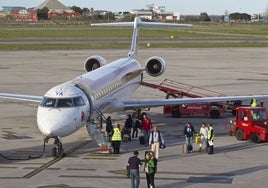 Pasajeros de un vuelo de Air Nostrum en la pista del Seve en una imagen de archivo.