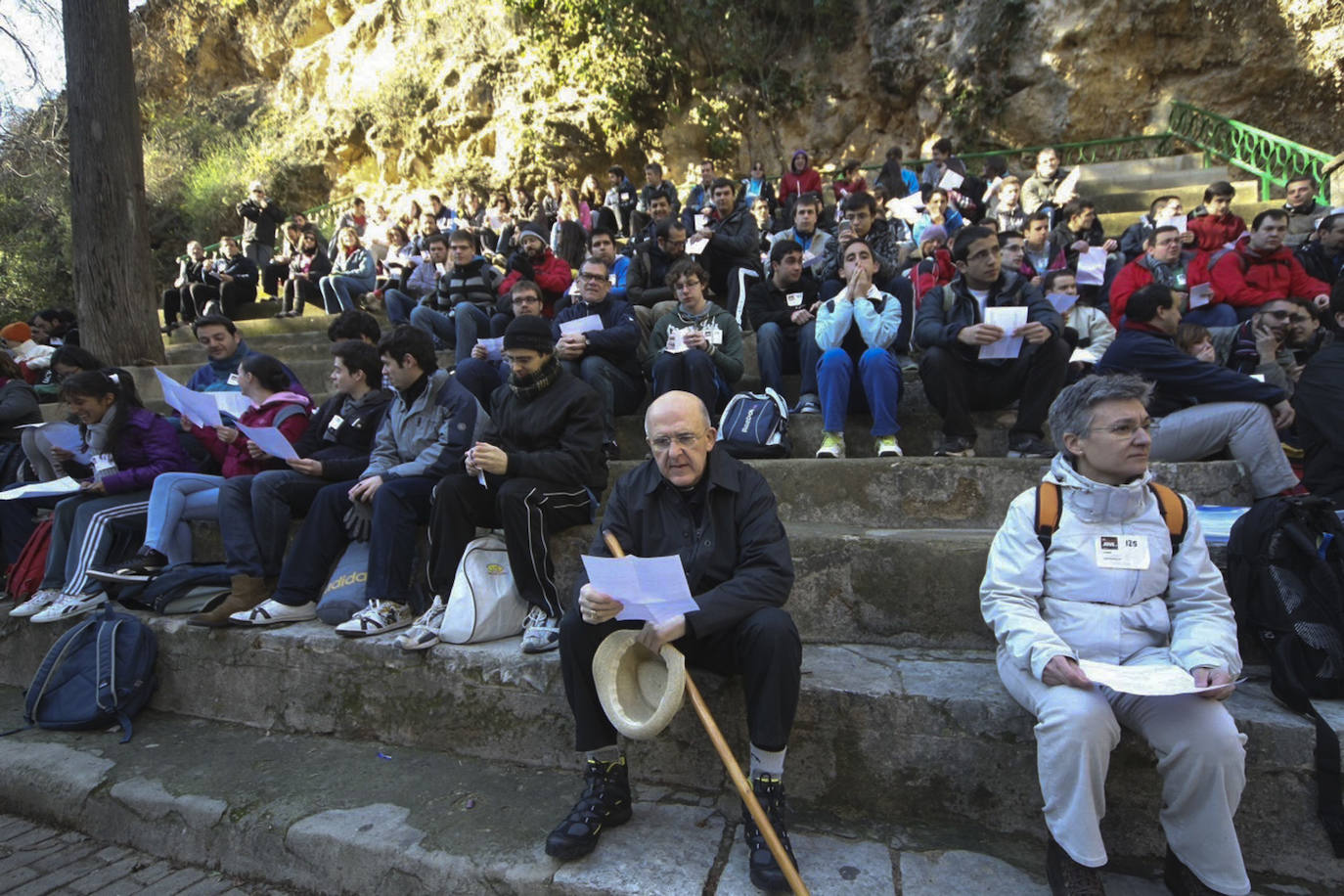 Carlos Osoro, en 2013, en la segunda edición de la 'Ruta Gente Joven', en la que junto a centenares de jóvenes recorrió a pie los 13 kilómetros que separan, las localidad valencianas de Buñol de la de Siete Aguas.