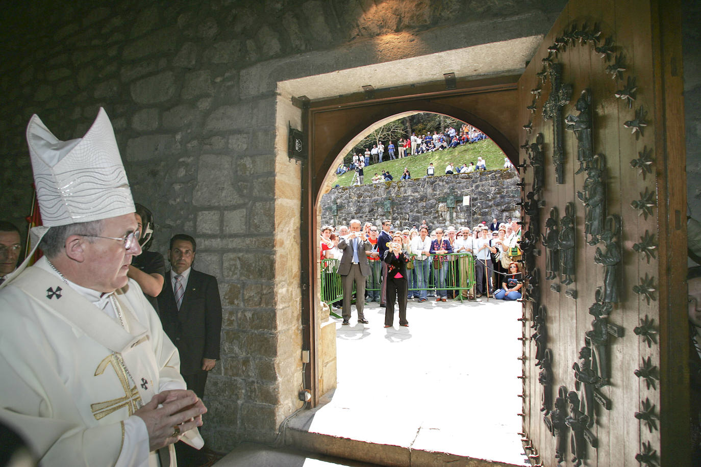 El arzobispo de Oviedo, Carlos Osoro, instantes antes de cerrar la puerta del perdón, en el Monasterio de Santo Toribio de Liébana, y dar fin al Año Santo Lebaniego en 2007.